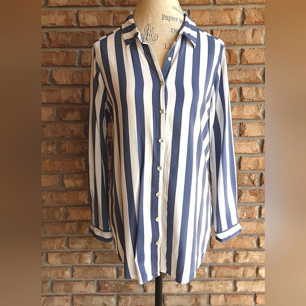 Iris Singer Collection Blue and White Striped Button Down Shirt Size 12.